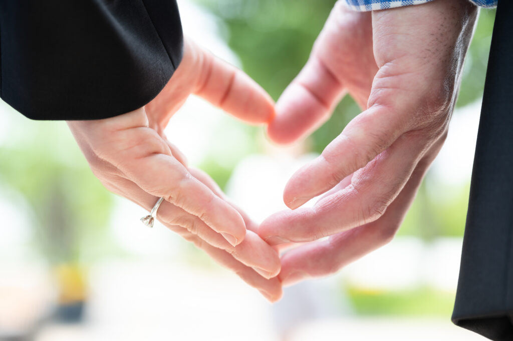 婚約指輪をはめた女性と男性の手