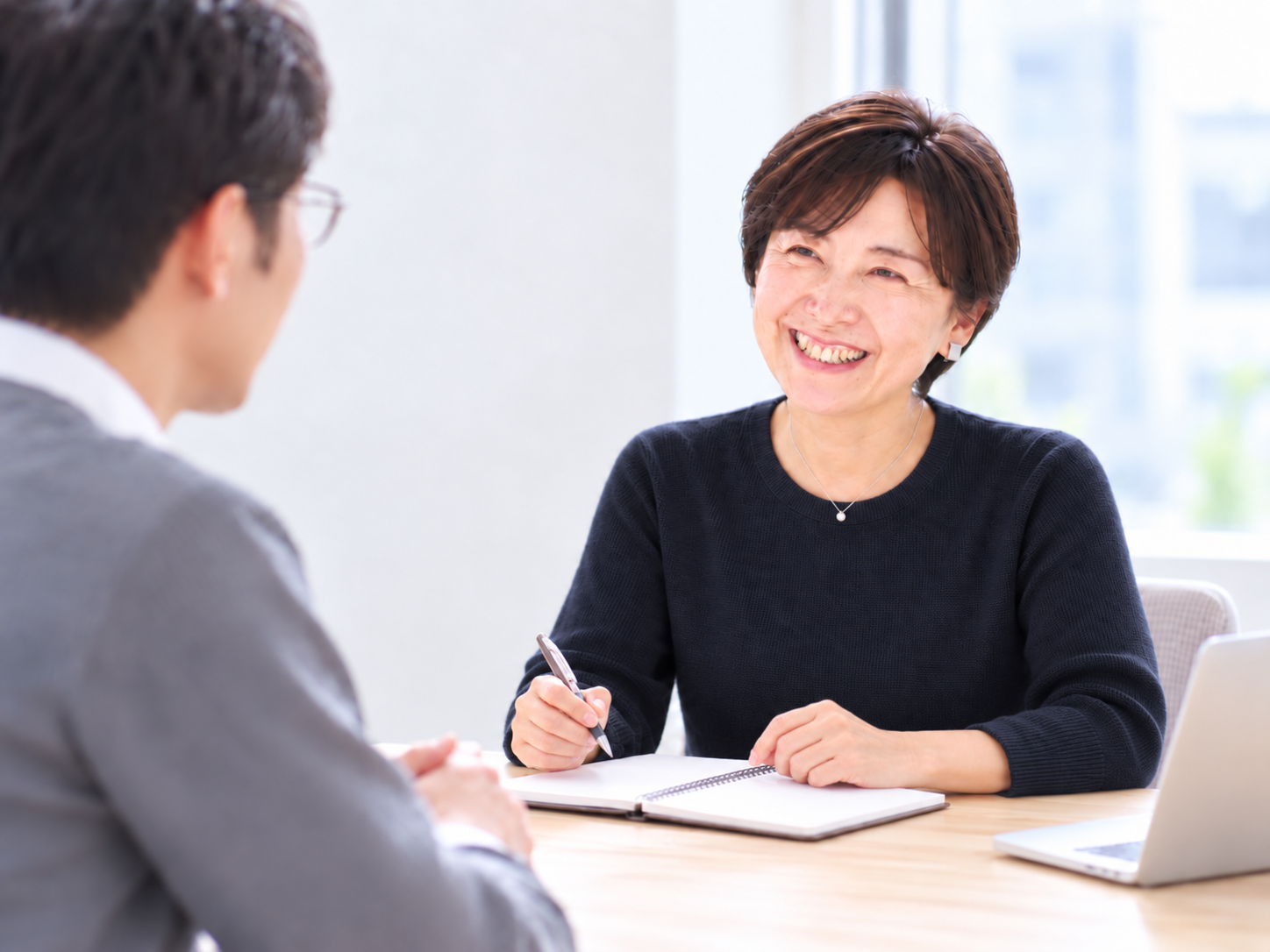 交際中の相談をする森とう